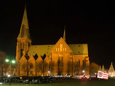Der Meldorfer Dom bei Nacht.